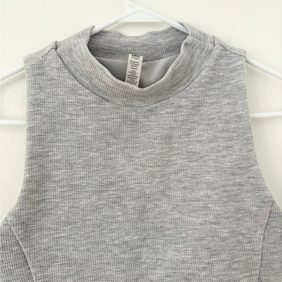 Alo Yoga Dove Grey Heather Micro Waffle Built In Bra Mock Neck Crop Tank Small - Picture 5 of 8